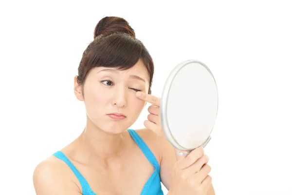 亚洲女人照照镜子 — 图库照片