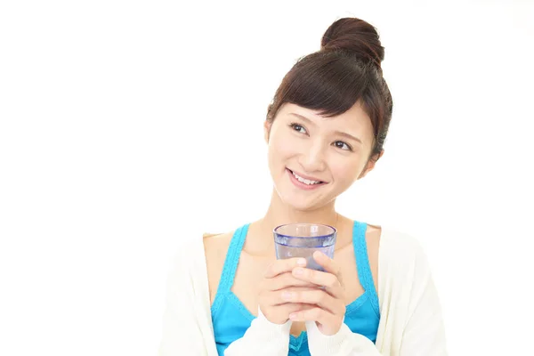 Den Unga Kvinnan Dricka Ett Glas Vatten — Stockfoto
