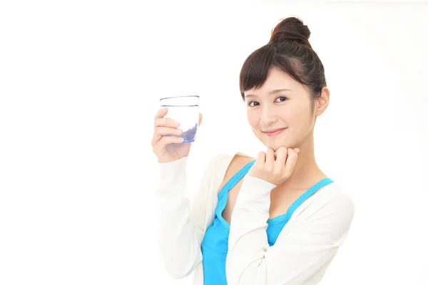 Kvinna Dricker Ett Glas Vatten — Stockfoto