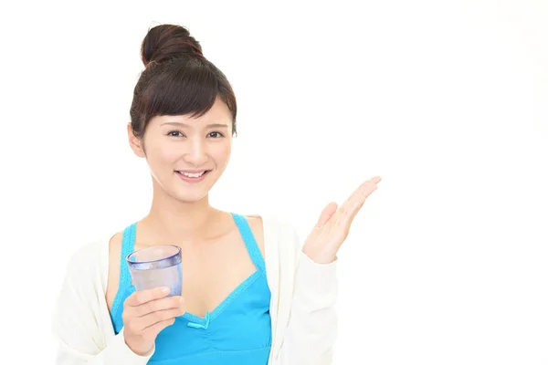 Kvinna Dricker Ett Glas Vatten — Stockfoto