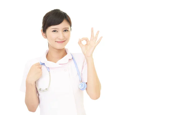 Sorridente Infermiera Femminile Con Segno Della Mano — Foto Stock