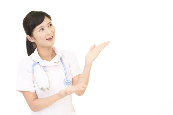 Kvinnlig Sjuksköterska Visar Vägen — Stockfoto