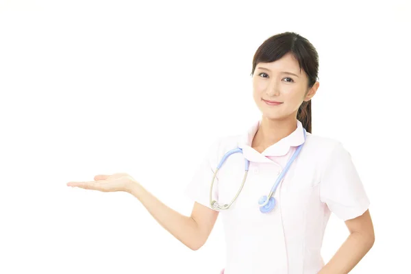그녀의 손바닥에 보여주는 간호사 — 스톡 사진