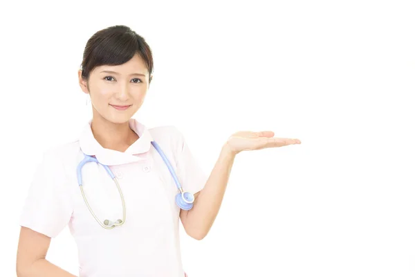 Enfermeira Mostrando Algo Palma Mão — Fotografia de Stock