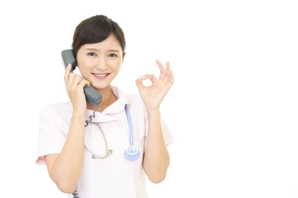 Lächelnde Krankenschwester Mit Handzeichen — Stockfoto