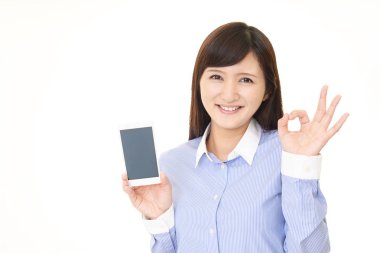 Bir akıllı telefon tutan mutlu kadın