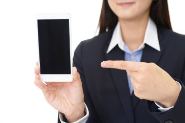 bir akıllı telefon olan kadın