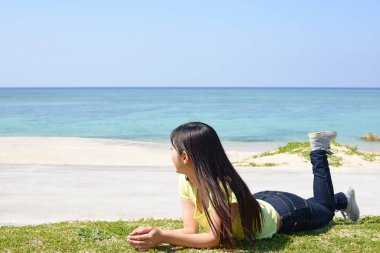 Kumsalda dinlenen kadın..