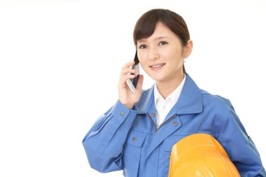 Bir akıllı telefonda konuşan kadın işçi