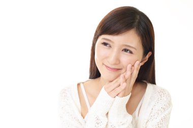 Beyaz arka plan üzerinde izole rahat genç kadın