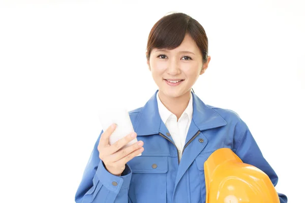 Kvinnlig Arbetstagare Med Smart Telefon — Stockfoto
