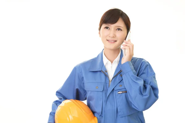 Kvinnliga Arbetstagare Som Pratar Smart Telefon — Stockfoto