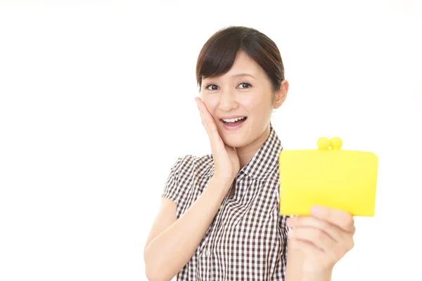 財布を持つ若い女性を笑顔 — ストック写真