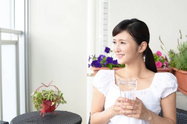 Bir bardak su içen kadın.