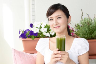 Sebze suyu bir bardak içme kadın