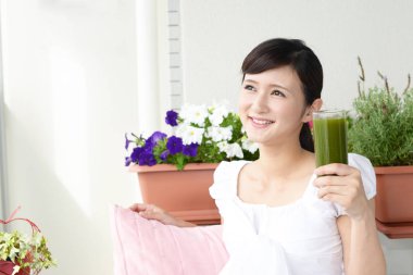 Sebze suyu bir bardak içme kadın