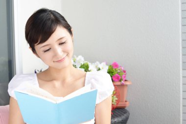 Kitap okuyan bir kadın.