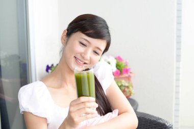 Sebze suyu bir bardak içme kadın