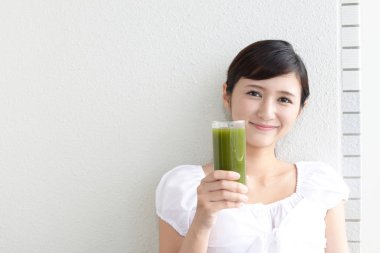 Sebze suyu bir bardak içme kadın