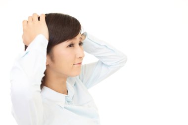 Beyaz arka plan üzerinde izole sinir bozucu Asyalı kadın