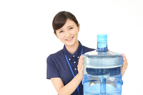 Leende Asiatisk Arbetare Med Behållare Med Vatten — Stockfoto