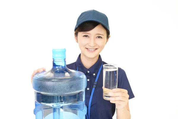 Leende Asiatisk Arbetare Med Behållare Med Vatten — Stockfoto