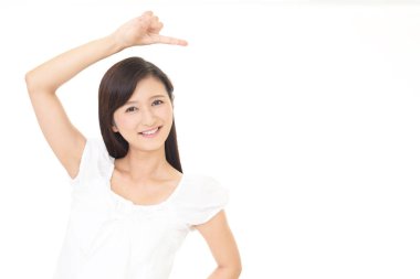 Kadın parmağıyla işaret ediyor.