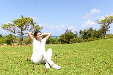 Çimenlerde oturan kadın