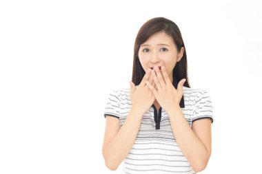 Beyaz arka plan üzerinde izole sürpriz Asyalı kadın