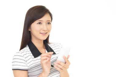 Bir akıllı telefon kullanan gülümseyen kadın