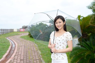 genç kadın bir şemsiye ile