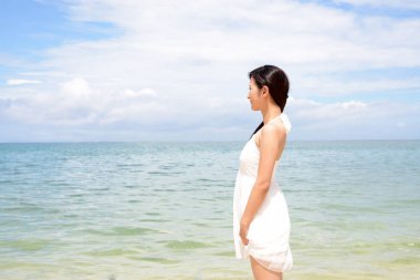 Çekici genç kadın yaz güneşi sahiptir