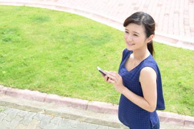 bir akıllı telefon olan kadın