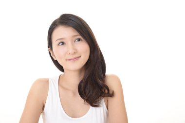 Gülümseyen güzel genç kadın.