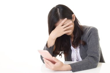 Üzgün genç bir kadın ağlıyor.