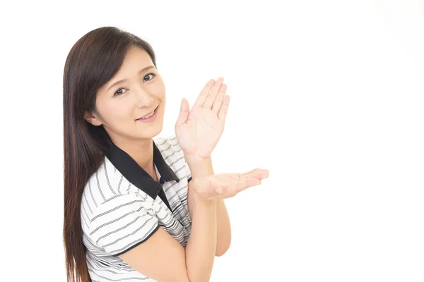 Donna Che Mostra Qualcosa Sul Palmo Delle Mani — Foto Stock