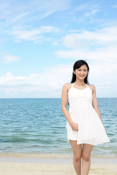 Attractive Young Woman Enjoys Summer Sun — Stock Photo, Image