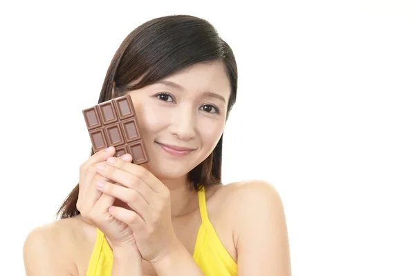 Gelukkig Jonge Vrouw Eten Van Chocolade — Stockfoto