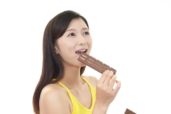 Gelukkig Jonge Vrouw Eten Van Chocolade — Stockfoto