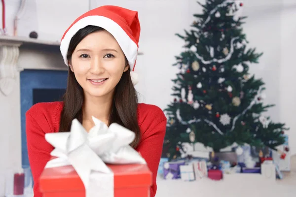 Молодая Женщина Кепке Санта Клауса Подарком — стоковое фото