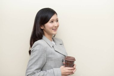 Kahve molası hoşlanan kadın