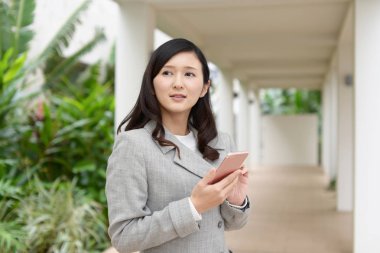 bir akıllı telefon olan kadın