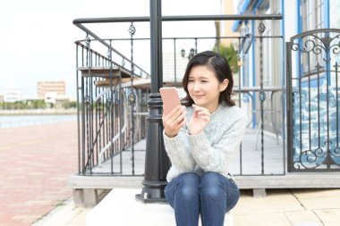 Kasabanın rahat genç kadını