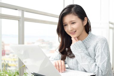 Dizüstü bilgisayar hoşlanan kadın