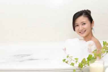 Rahatlatıcı banyo güzel ve genç birbayan