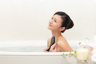 Rahatlatıcı banyo güzel ve genç birbayan