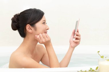 Rahatlatıcı banyo güzel ve genç birbayan