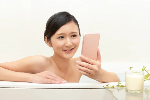 Hermosa Mujer Joven Tomando Baño Relajante — Foto de Stock