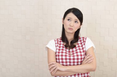 Önlük memnun Asyalı kadın