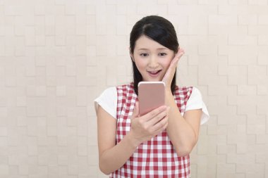 bir akıllı telefon kullanan kadın